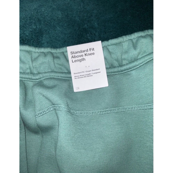 Nike Tech Fleece Shorts (M) + Jordan Graphic Tee (L) Bundle – Streetwear Set - Picture 3 of 6